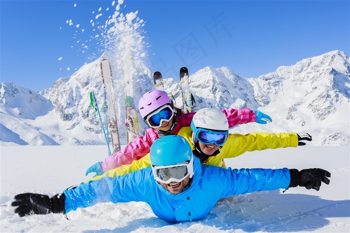 滑雪的家庭人物高清图片