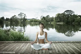 健康情境-在湖边练瑜伽的外国美女