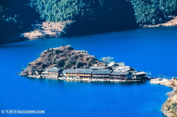 湖水湖心小岛摄影图