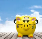 戴着墨镜的小猪存钱罐素材图片