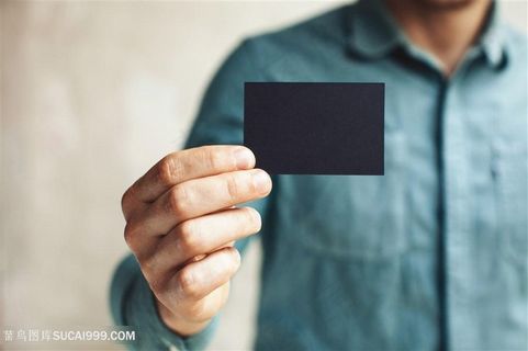 商务人士手拿黑色名片图片