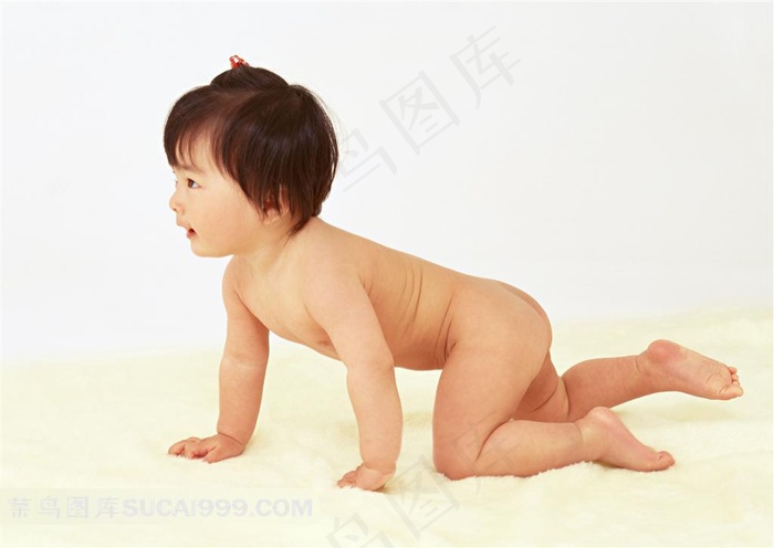 光着身子爬行的宝宝