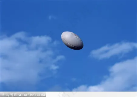抛在空中的白色橄榄球 抛在空中的白色橄榄球