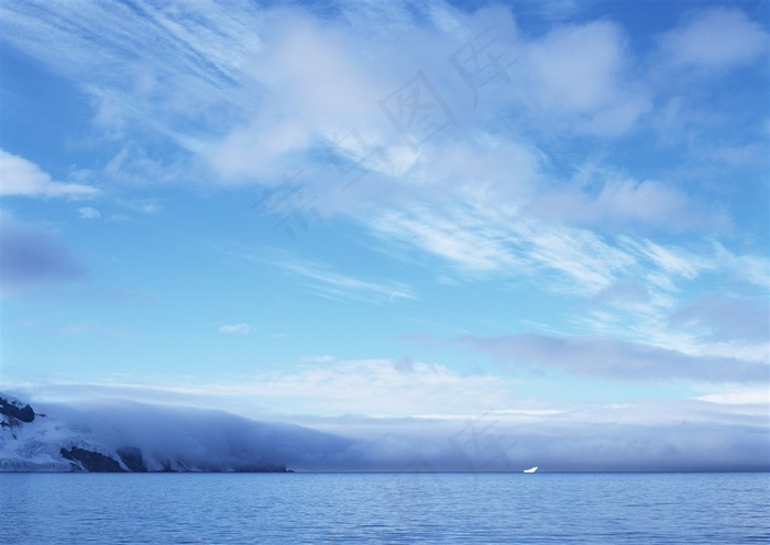湛蓝色的天空背景摄影图片