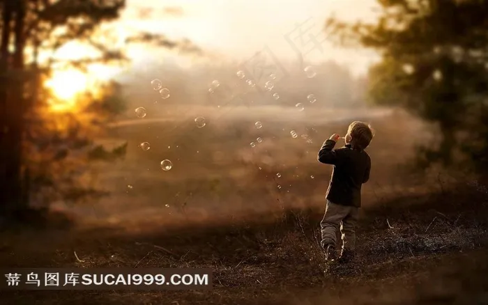 夕阳下吹泡泡的孩子