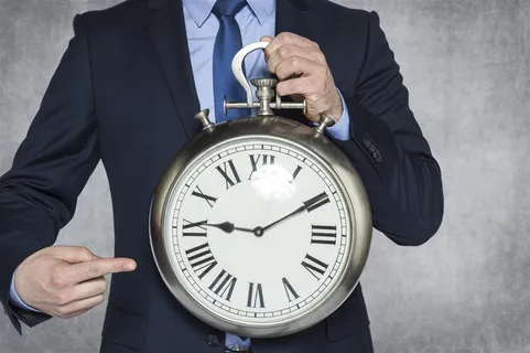 西装男人和一个钟 西装男人和一个钟