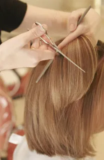 高清女性长发理发图片