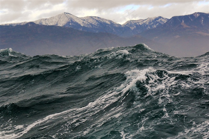波涛汹涌的大海景色高清图
