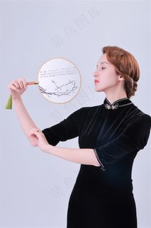 拿着圆扇子的旗袍美女优雅特写