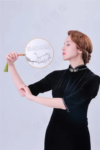 拿着圆扇子的旗袍美女优雅特写