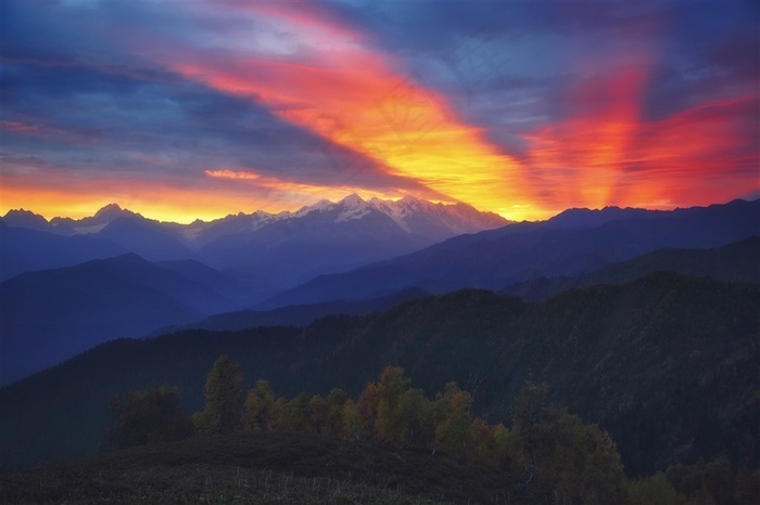 晚霞下的群山风景