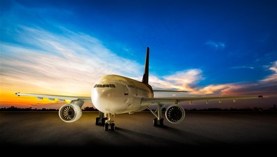 飞机客机与城市景色图