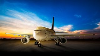 飞机客机与城市景色图