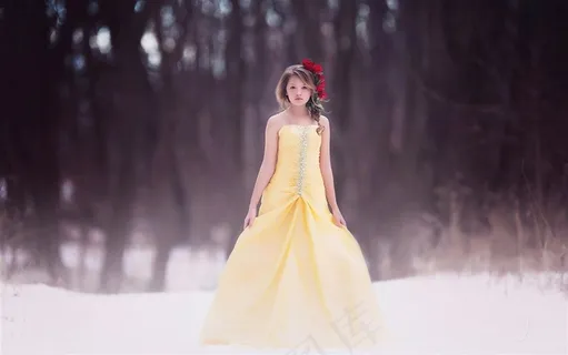 唯美雪地里的黄裙小女孩人物摄影