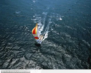 俯视大海中航行的帆船