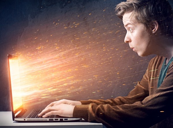 发光的笔记本电脑