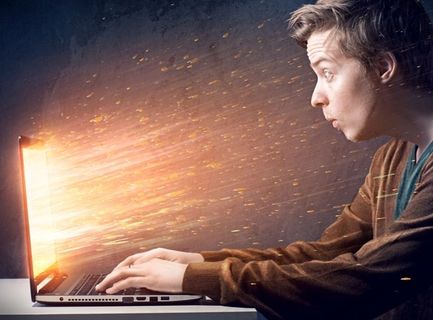 发光的笔记本电脑