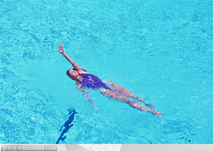 比赛运动-仰泳的女运动员