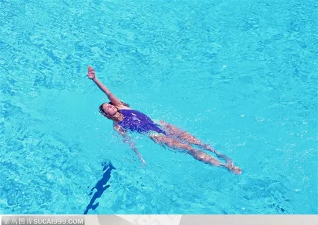 比赛运动-仰泳的女运动员