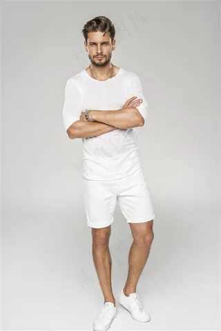 穿白色衣服的时尚帅哥大图