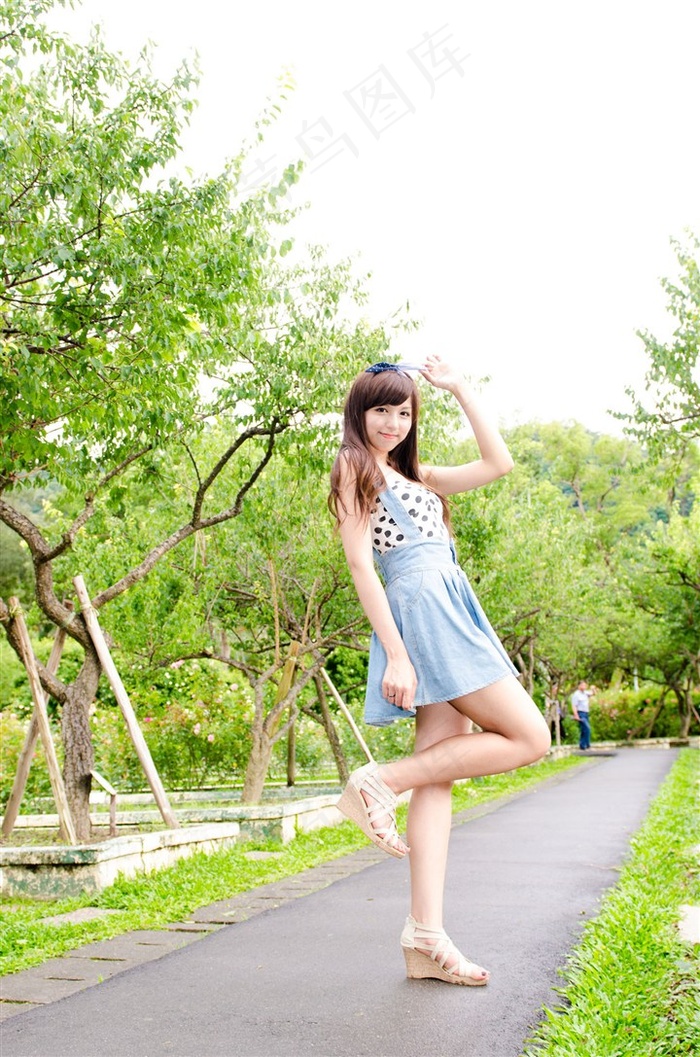 邻家女孩小鸟依人裙装美女冰冰写真图片