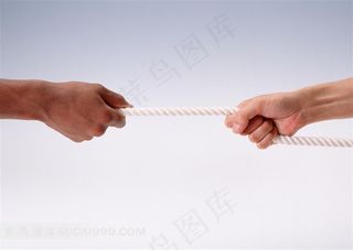 手势动作特写 男女手拉绳子动作