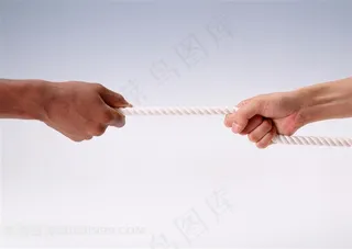 手势动作特写 男女手拉绳子动作