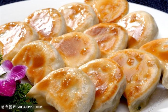 锅贴饺子的美食图片