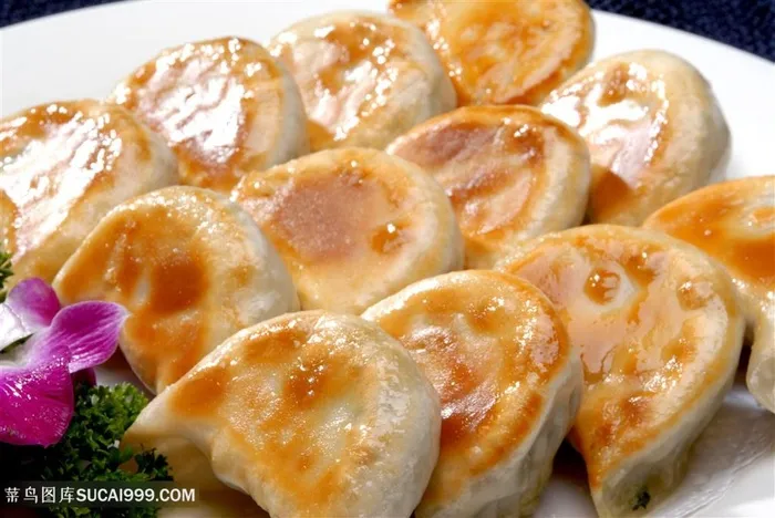 锅贴饺子的美食图片