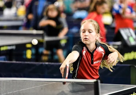 正在打乒乓球的小孩图