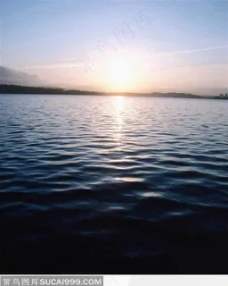 晨曦下平静的湖水