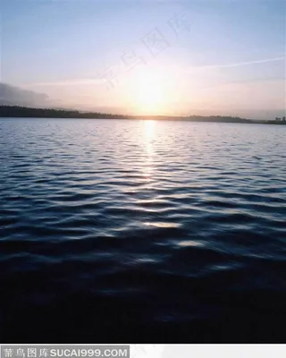 晨曦下平静的湖水