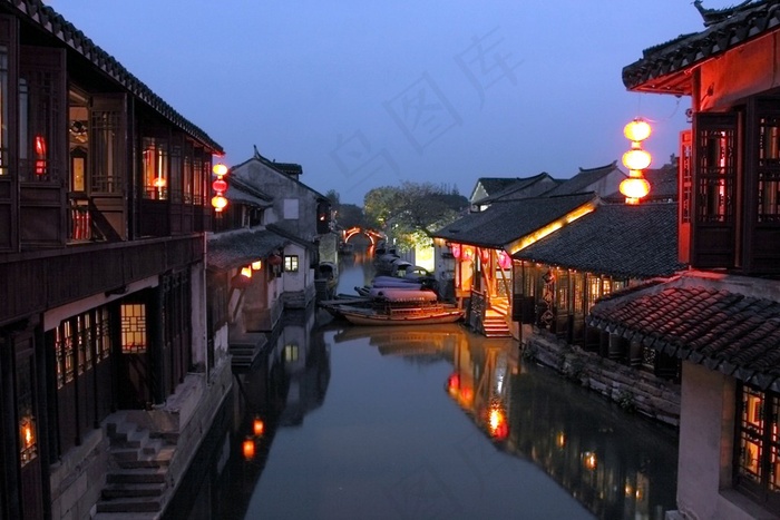 河道两边民宅夜景