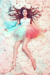 躺在棉花团上的性感美女写真