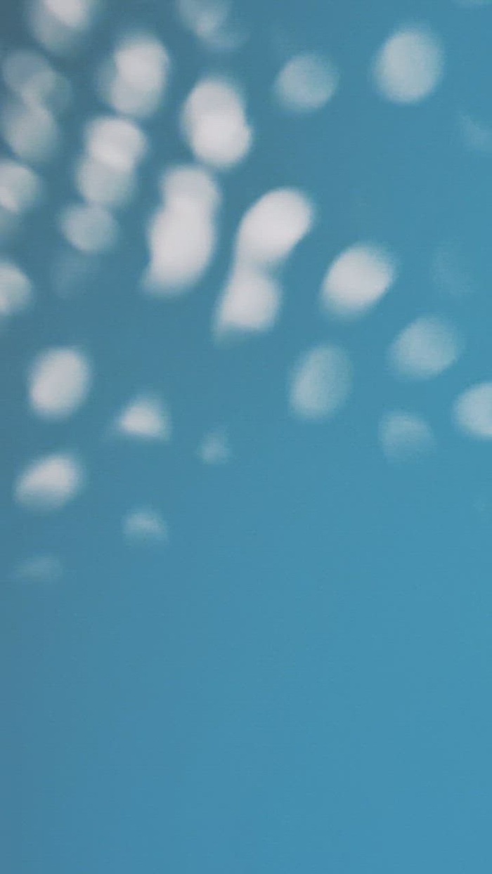 水中光的白色反射照片