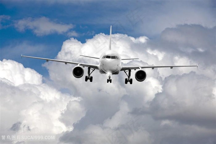 在天空飞翔的飞机高清图