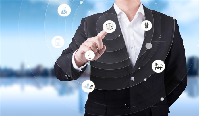 商务人士点击触摸屏图片