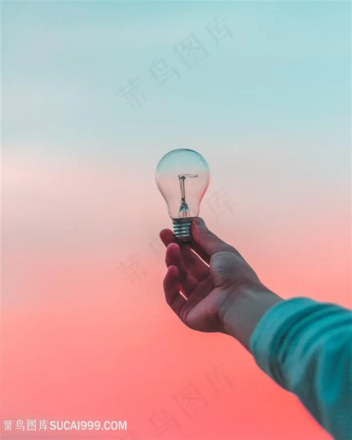 手拿灯泡创意图片