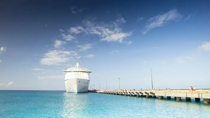 白色邮轮图片