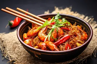 餐饮美食香辣虾面摄影图