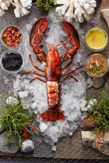 竖图冰块大只龙虾蘸酱美味美食海鲜图片