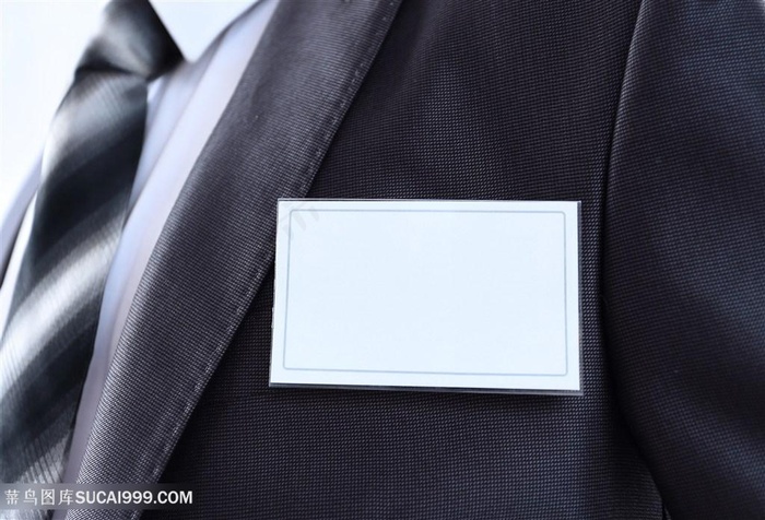 展示空白工作证的商务人士高清图片