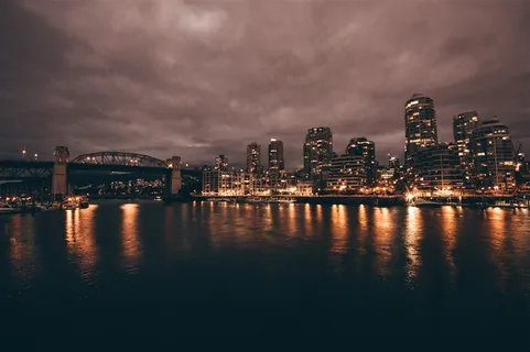 河边城市夜景灯光摄影图片 河边城市夜景灯光摄影图片