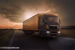 在道路上行驶的货车高清图