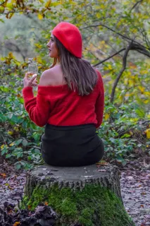 红色羊毛衫美女背影图片 红色羊毛衫美女背影图片