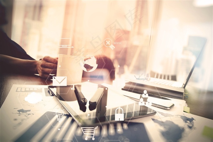 办公桌上的平板电脑和拿着水杯的人高清图片