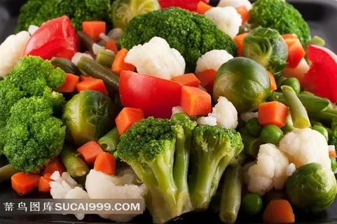 新鲜西兰花青豆红萝卜辣椒蔬菜沙拉菜肴