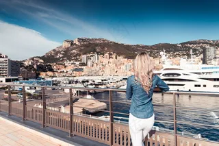 海岸阳光美女背影图片