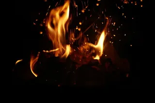 夜色中升高的火焰