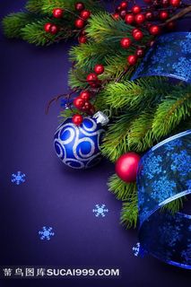 圣诞树上的红色果实和圣诞球图片素材